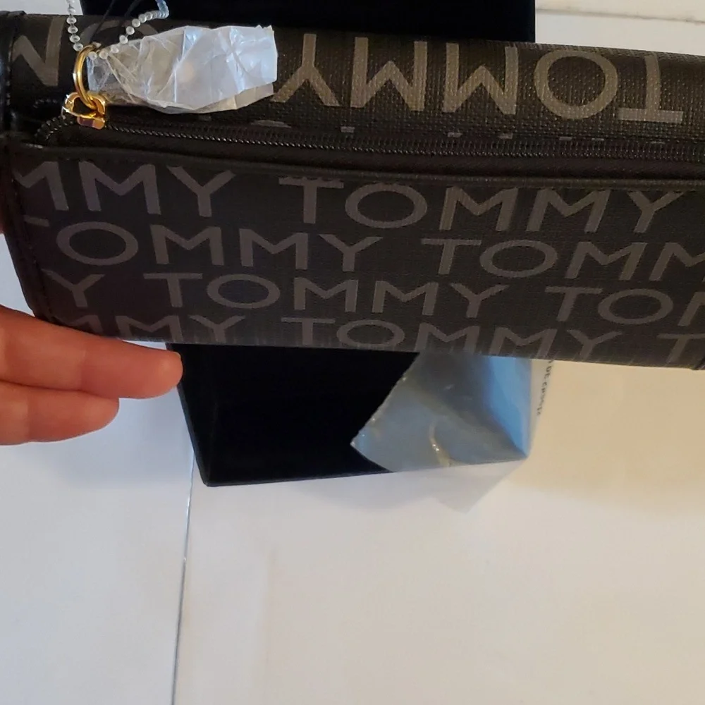 New in box authentic women's Tommy Hilfiger leather wallet